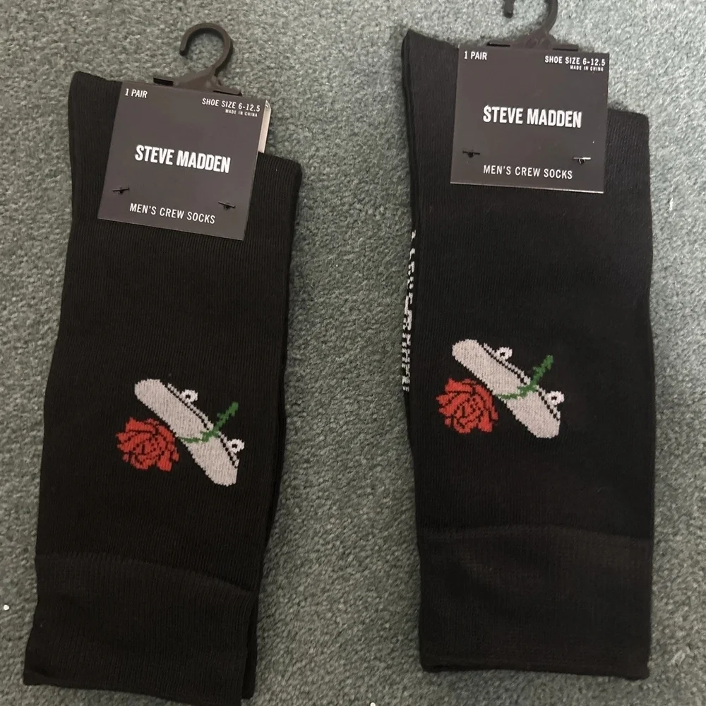 Steve Madden Men’s Crew Socks 6-12.5. 2 Pair Black-Rose And Skateboard NEW!